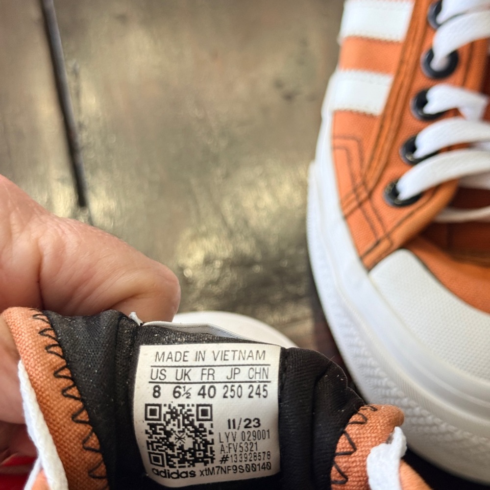 Adidias EUC Nizza low top platform
In orange canvas w/rubber toe
Woman’s size 8 - Picture 8 of 9